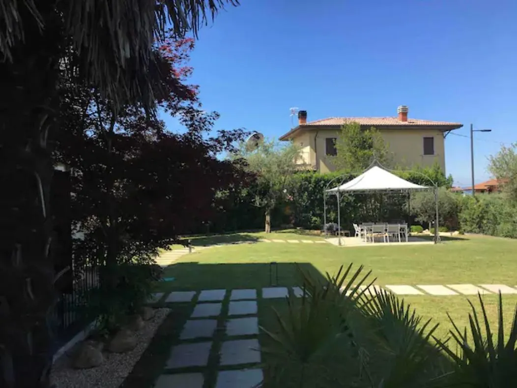Ferienhaus Villa Con Ampio Giardino Esterno E Piscina Condominiale Garda  Italien