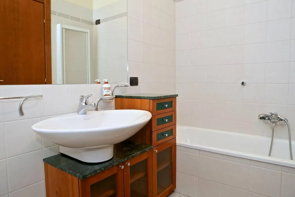 Villa Con Ampio Giardino Esterno E Piscina Condominiale Garda  Italy
