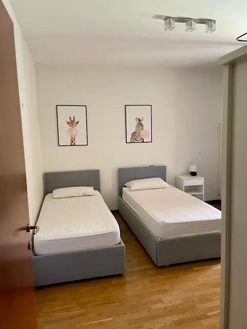 Villa Con Ampio Giardino Esterno E Piscina Condominiale Garda  0*, Garda (Verona)